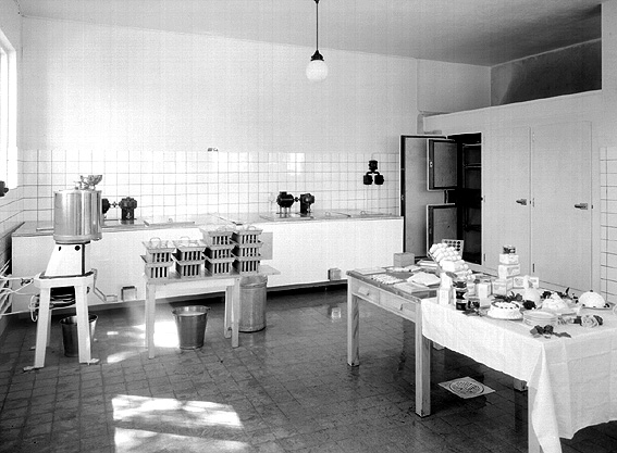 Interiörbild med glassmaskin och glassprodukter från den nybyggda glassfabriken 1937.
Fotografens ant: Karlstadsortens - Mejeriförening.