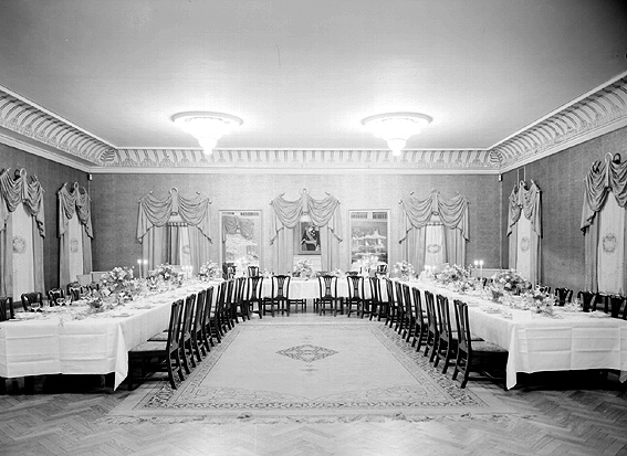 Lokal med festdukat bord. Stadshotellet i Karlstads festvåning(?)
Fotografens ant: Restaurangmännens Möte 1937.