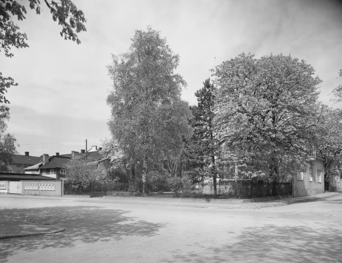 Hakonbolaget hade lokaler på flera tomter i hörnet av Drottninggatan och Södra Kyrkogatan. Bilden från 1942.