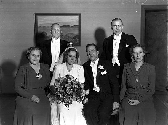 Brud och brudgum med sina föräldrar.
Fotografens ant: Henry Svensson.