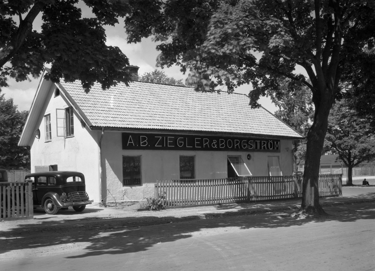 Ziegler & Borgströms bensinstation och verkstad i hörnet Östra Torggatan–Norra Strandgatan. Bilden tagen 1935.