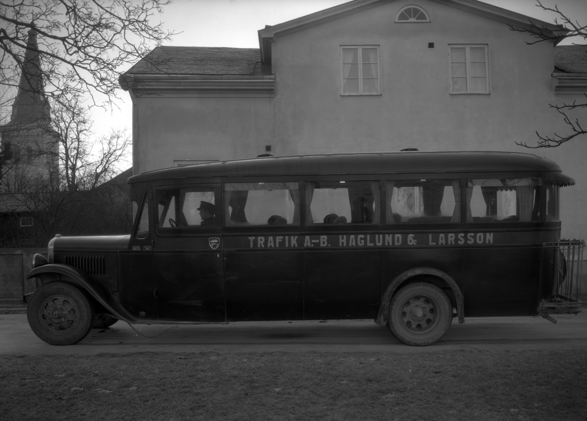 Haglund & Larsson buss parkerad utanför huset som senare hyste hotell Turisten på Norra Strandgatan 11. Bilden tagen 1932.