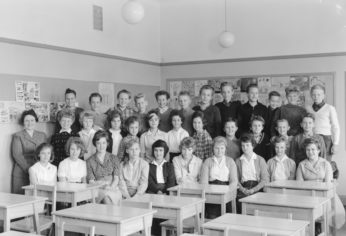 Engelbrektsskolan, klassrumsinteriör, skolbarn med lärarinna fru Eva Nordström, klass 6A, sal 2.