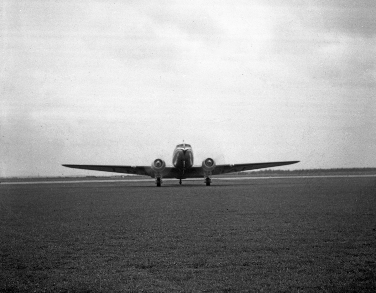 Förmodligen en DC 3:a  på Karlstads flygplats i slutet av 1940-talet.
