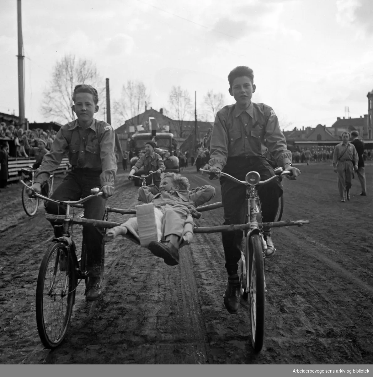 Oslo Framkrets. 1. Mai 1952. Framfylkingens arrangement, Barnas 1. mai på Dælenenga. Demonstrasjon av sykkelbåre.