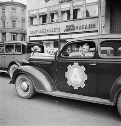 Stortingsvalget 1949. Bil med Arbeiderparti-emblem. Udatert.