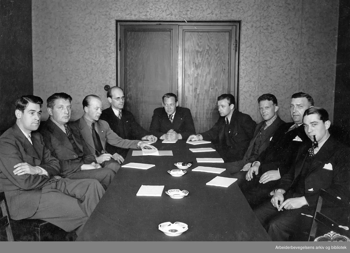 Framfylkingen. Nordisk konferanse i Oslo. 1939. Fra v.: Peder Søyland, Per Lie, Hans Sundrønning, Hilding Skiold, Ola Brandstorp, Ernst Drosthede, Dag Bryn, ukjent og Sigurd Halvorsen.