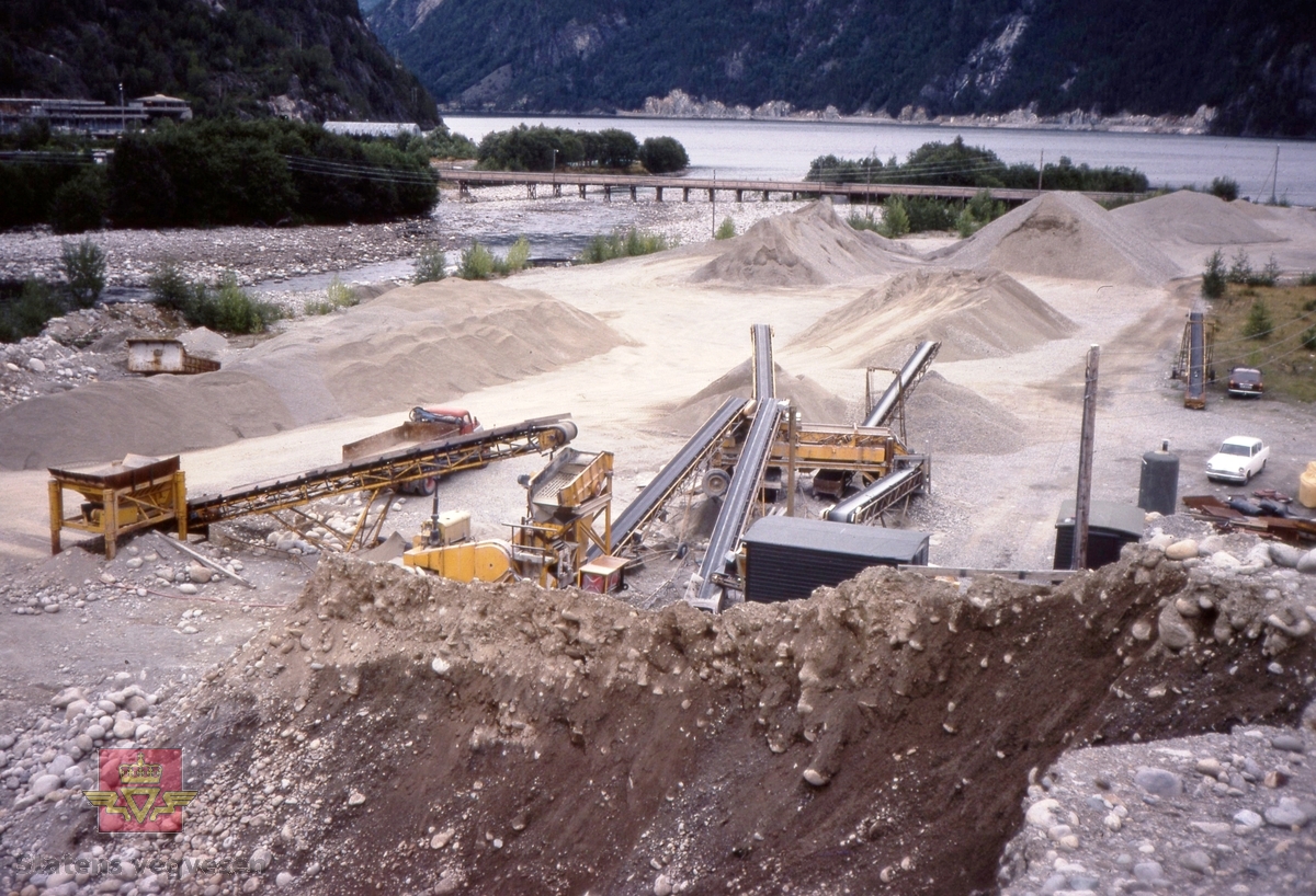 Oversiktsbilde av sammensatt transportabelt knuseverk på Nesflaten grustak  ca. 1979.