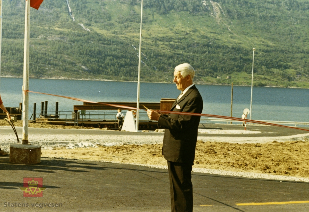 E6 Vargåsen- Sommerset, Ny veg åpnes. 
Vegdirektør Karl Olsent taler og klipper snor ved  vegåpning av Sørfoldanlegget.  Han var vegdirektør i Norge fra 1962 til 1980.