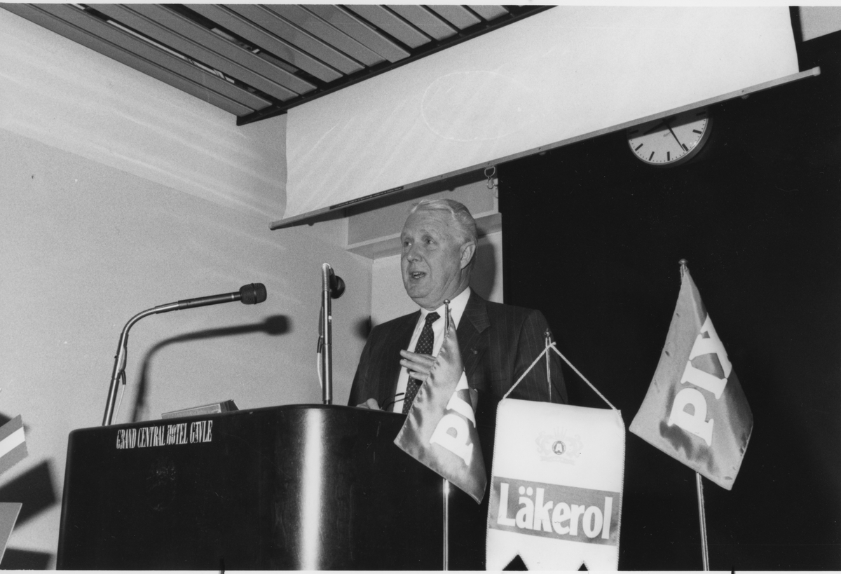 VD Bo Sandström PIX AB talar till försäljarna vid sammanslagningsmötet 29/10 1989.
