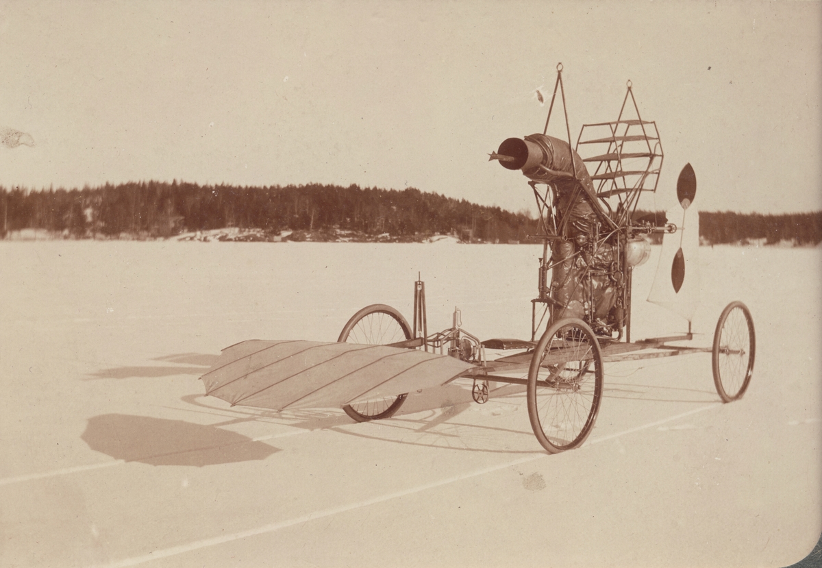 C.R. Nybergs "Fluga" vid ett av hans försök på Askrikefjärdens is. Vingar ej monterade, roder fäst framtill.