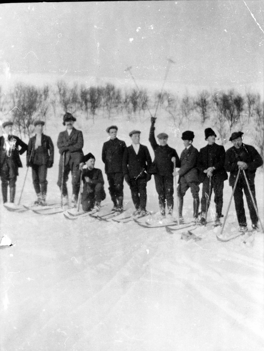 Gruppebilde av ti menn på skitur.