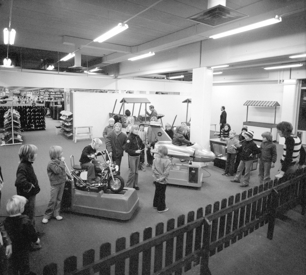 Serie bilder från lekhörnan till Skäggetorps köpcentrum. Ett eldorado för barnen, en lisa för deras stressade föräldrar. Året var 1972.