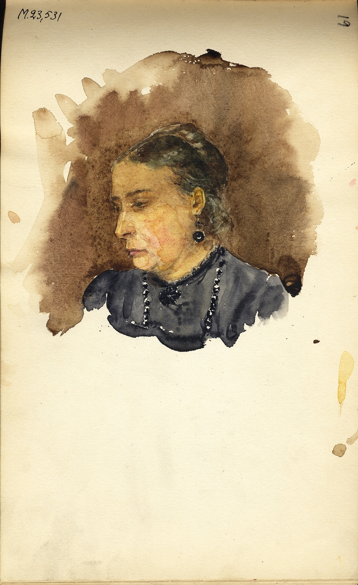 Skiss, akvarell. En kvinna i mörkblå klänning, halsband och örhängen. mot brun bakgrund.
Ev. en skiss från Paris-tiden 1887.

Inskrivet i huvudbok 1975.