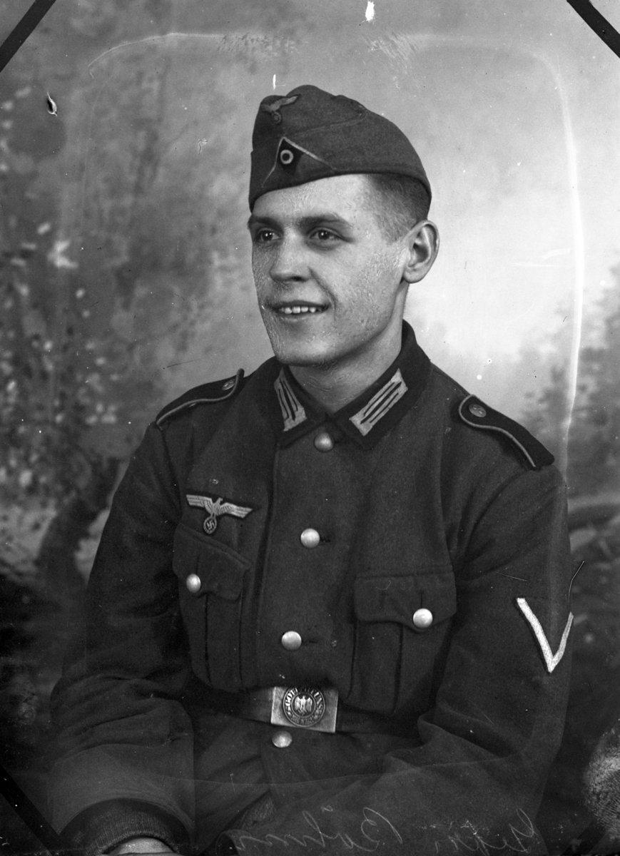 Portrett av tysk soldat i uniform, atelierfoto. Porträt eines deutschen Soldaten, 2. Weltkrieg, Elverum, Norwegen. Gefreiter Böhm