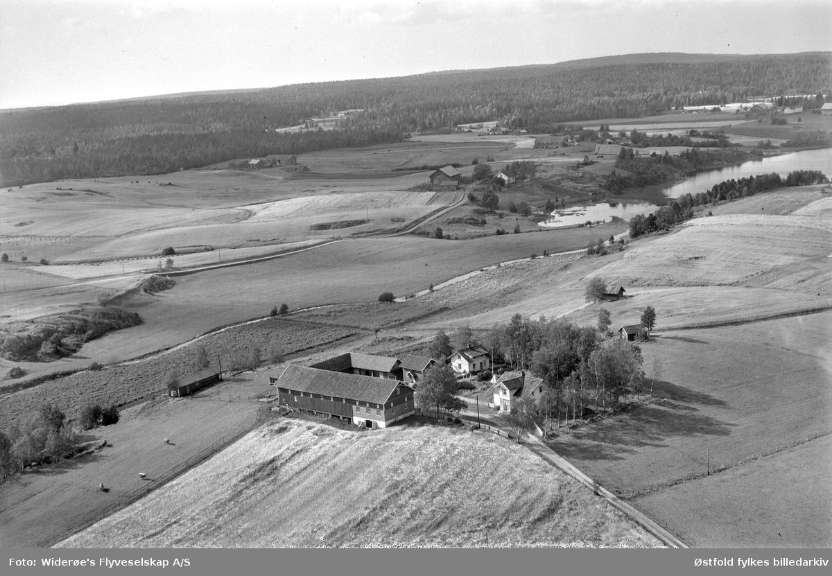Antakelig gården Vatvedtødegård i Rakkestad, skråfoto 1951.