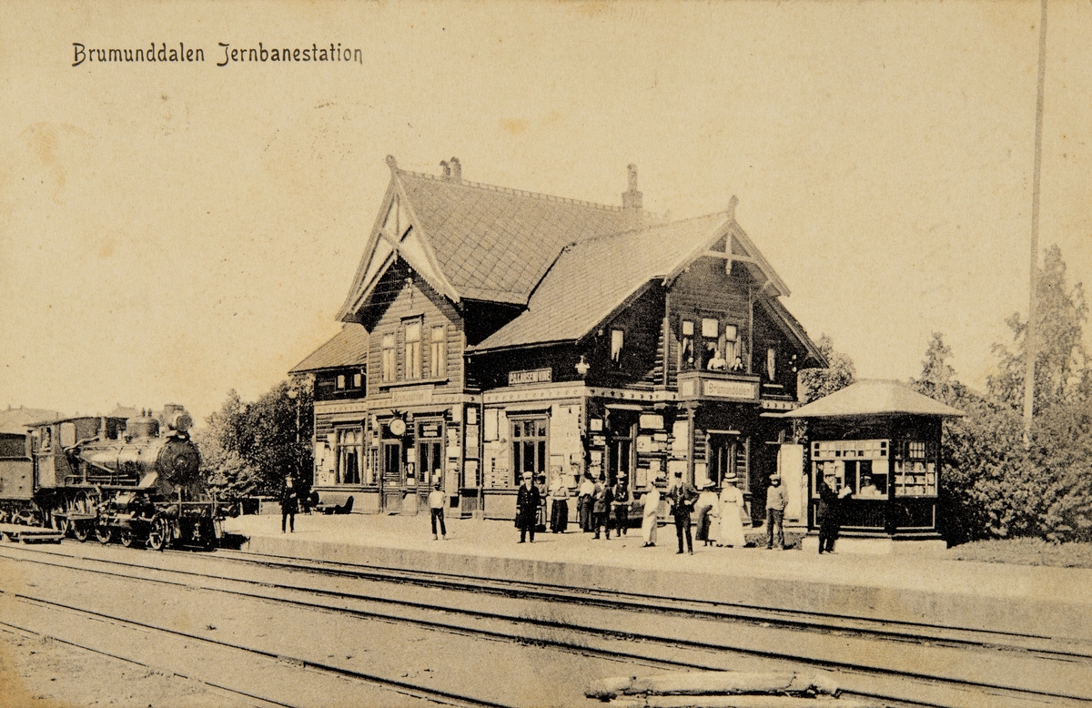 Postkort, Ringsaker, Brumunddal stasjon, jernbanespor, kiosk reisende på perrongen,