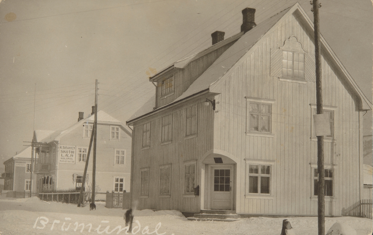 Postkort, Ringsaker, Brumunddal, Nygata, Poppely, postkontor 1922 - 1961. til venstre K. Søbakken landhandleri,   