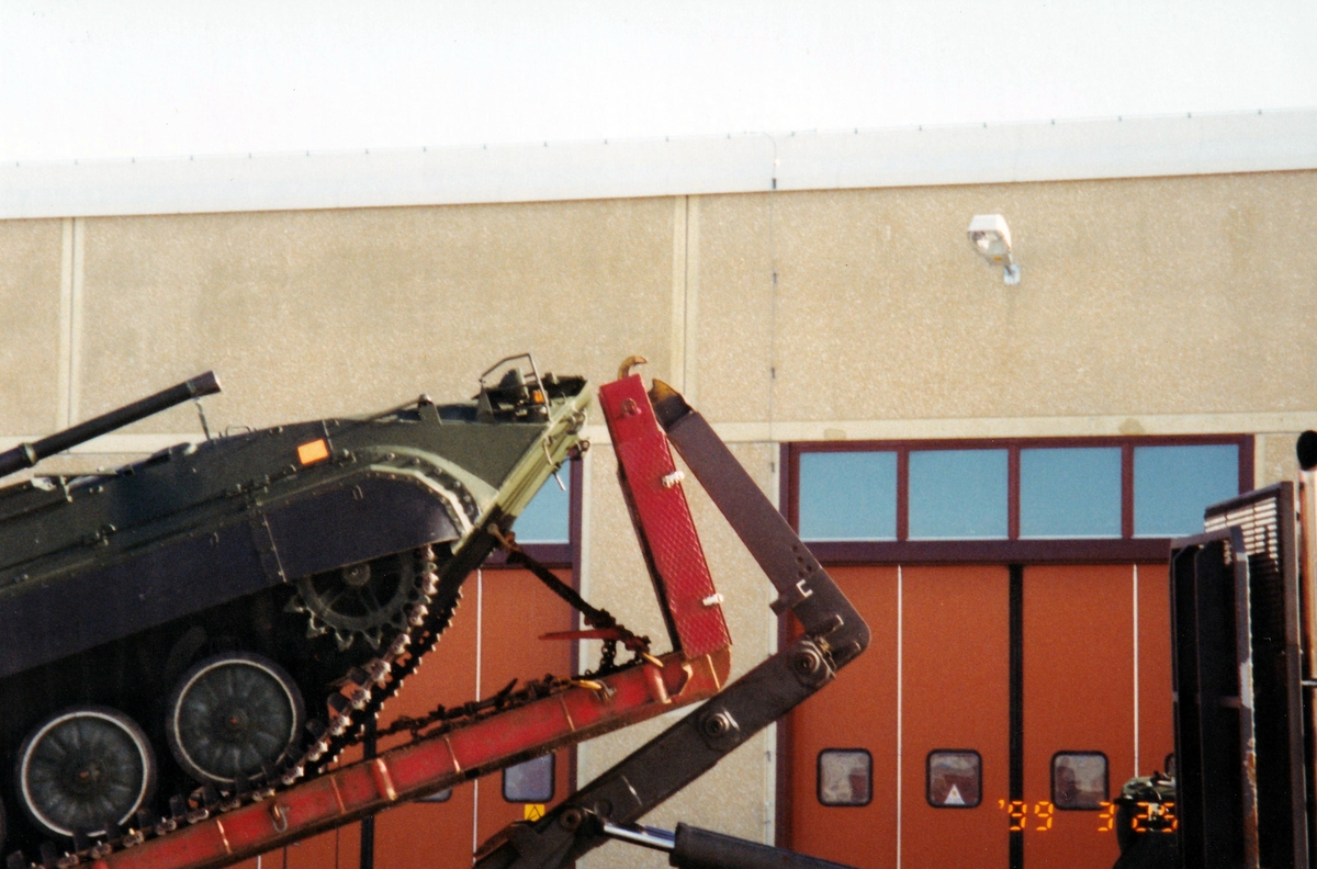 Lastfall 6. Provlastning av Pbv 501A på civilt maskinrullflak 2,60 m vid ATS i Östersund 1999-03-24.