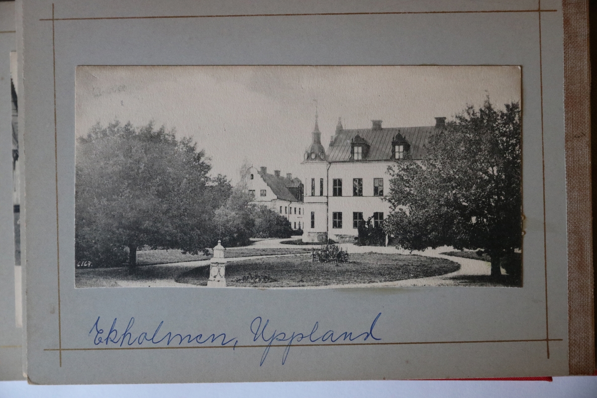 Vykortet har motiv av Ekholmens slott, Veckholms socken, Enköping.  Bilden är fotograferad av Anders Willmanson före 1905.

Vykortet är inklistrat i vykortsalbum EM6774:k.