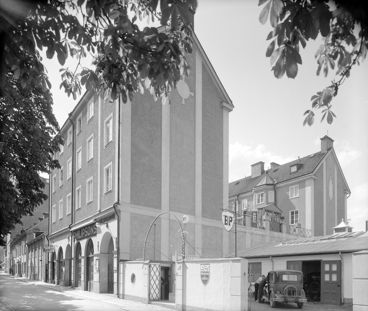 Bensin- & Petroleums bensinsstation vid Ågatan i Linköping. I samma fastighet låg vid tiden även bilfirman Philipssons kontor, lager och verkstad. Året är 1934.