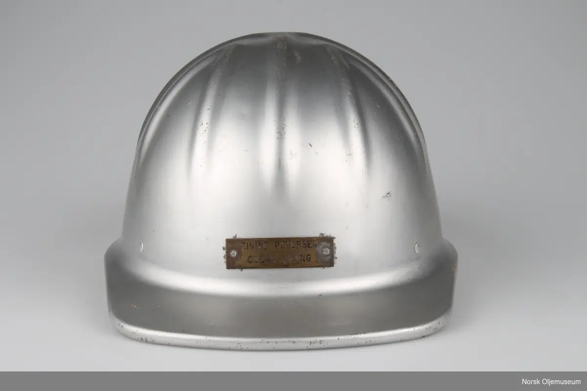 Vernehjelm med navneplate foran. Hjelmen ble brukt på Ocean Viking.