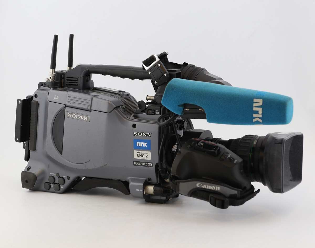 Komplett sett av reportasjeutstyr brukt av NRK Sørlandet. Består av filmkamera, veske til kamera, bruksanvisning til kamera, kamerastativ, veske til kamerastativ, mikrofoner med tilhørende utstyr, lampe, batteri og lader, samt to disker.