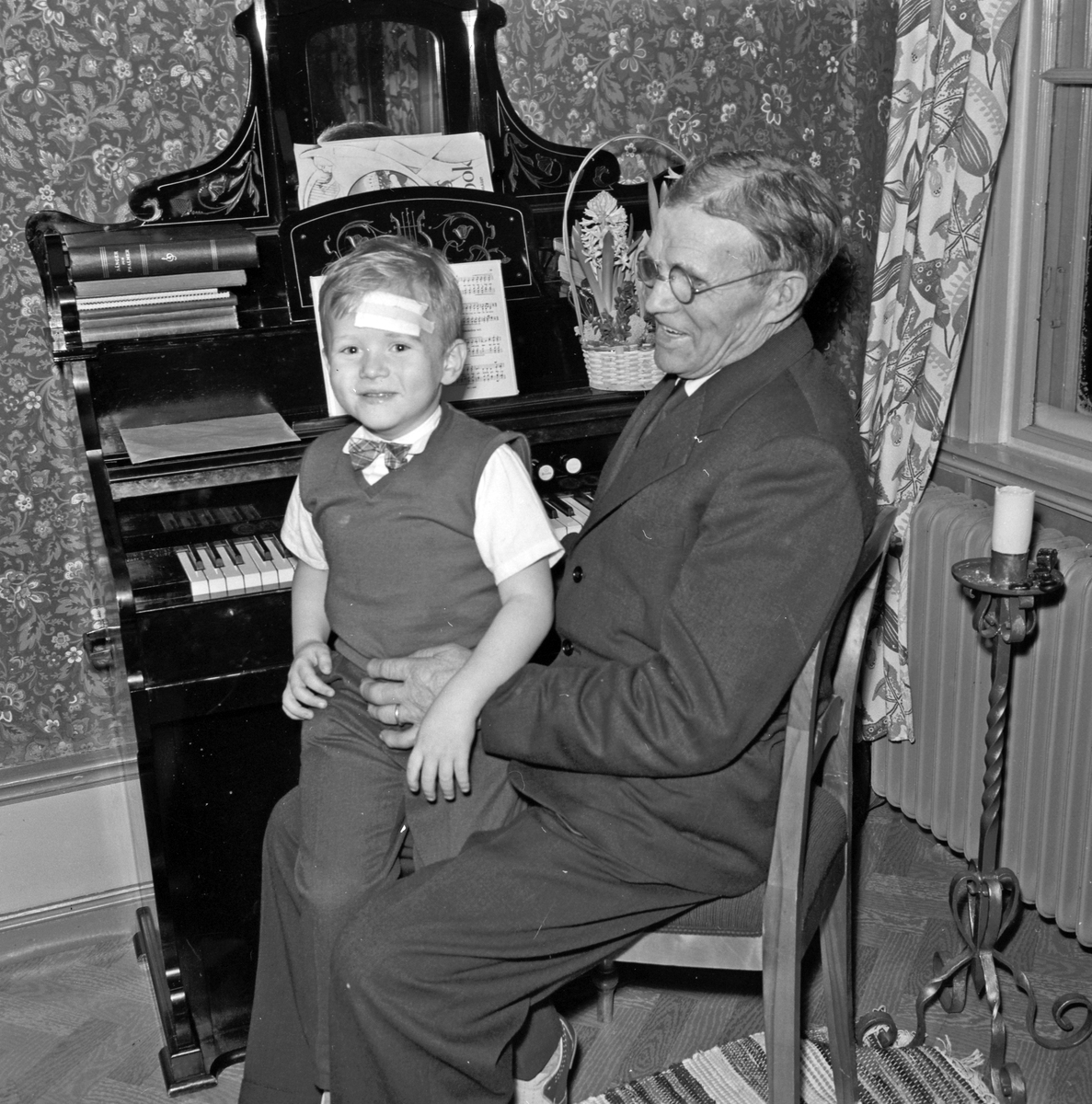 70-årsfirande, Urmakaren Vicktor Eriksson tillsammans med en liten pojke