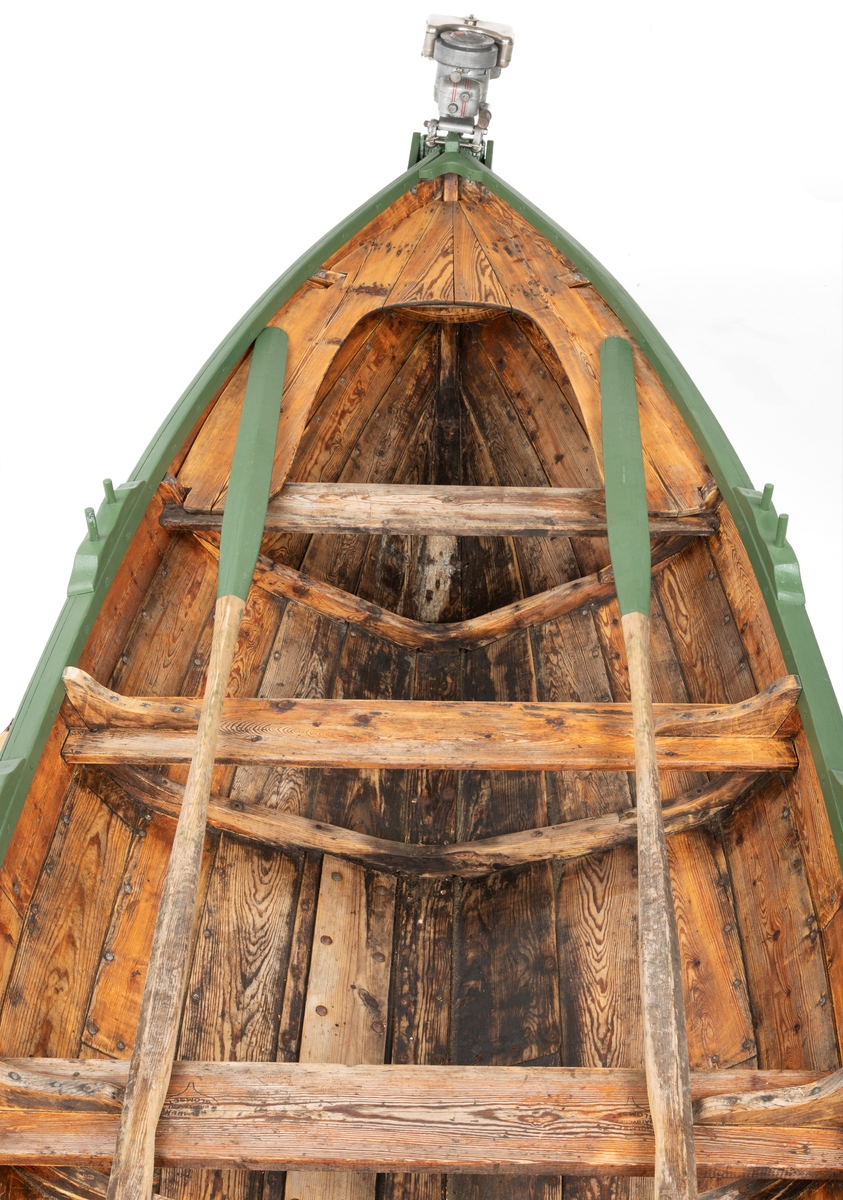 Båten er på 16 fot av Hardangertype, med to tofter og kjeipepar, sess bak og brett rundt. Avkuttet akterstevn for montering av påhengsmotor.