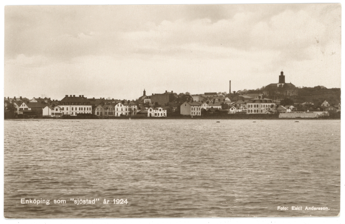 Vykort med motiv av översvämningen i Enköping april 1924. Vykortet har texten "Enköping som "sjöstad" år 1924" och det stämmer verkligen. Översvämningen fick det att se ut som om Enköping låg vid en stor sjö.