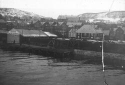 Havneområdet i Harstad i 1920. På skiltet på bygningen til v