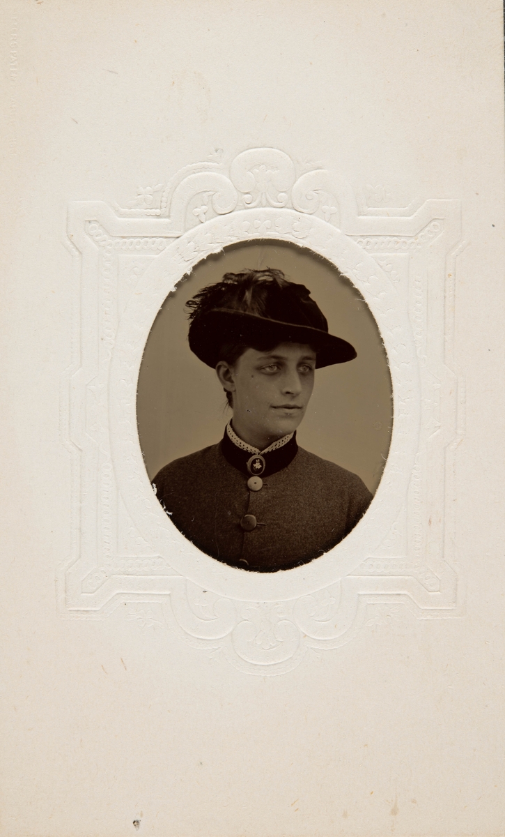 Portrett av kvinne med hatt.