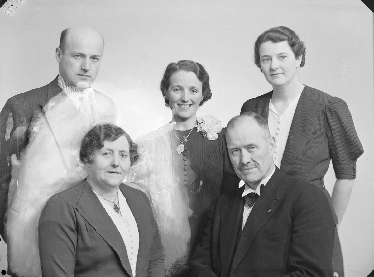 Familieportrett Av Fotograf Alf Schrøder M Familie Sverresborg Trøndelag Folkemuseum 