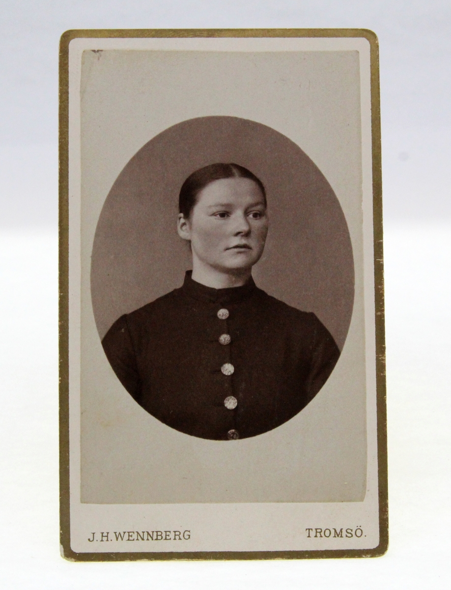 Portrett av kvinne. Fotografi fra album etter Karoline Nilsen (1862-1947). Karoline Nilsen (Grelsen) var født på Rognmo. Flyttet til Karlstad, Målselv. Fotograf J.H. Wennberg, Tromsø.