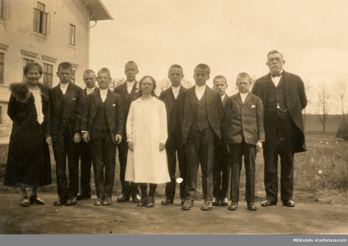 Konfirmandgrupp med Streteredselever, Stretered 1920-tal.
Längst till vänster står fru Jönsson och längst till höger står direktör Jönsson, som var föreståndare för Streteredsanstalten.