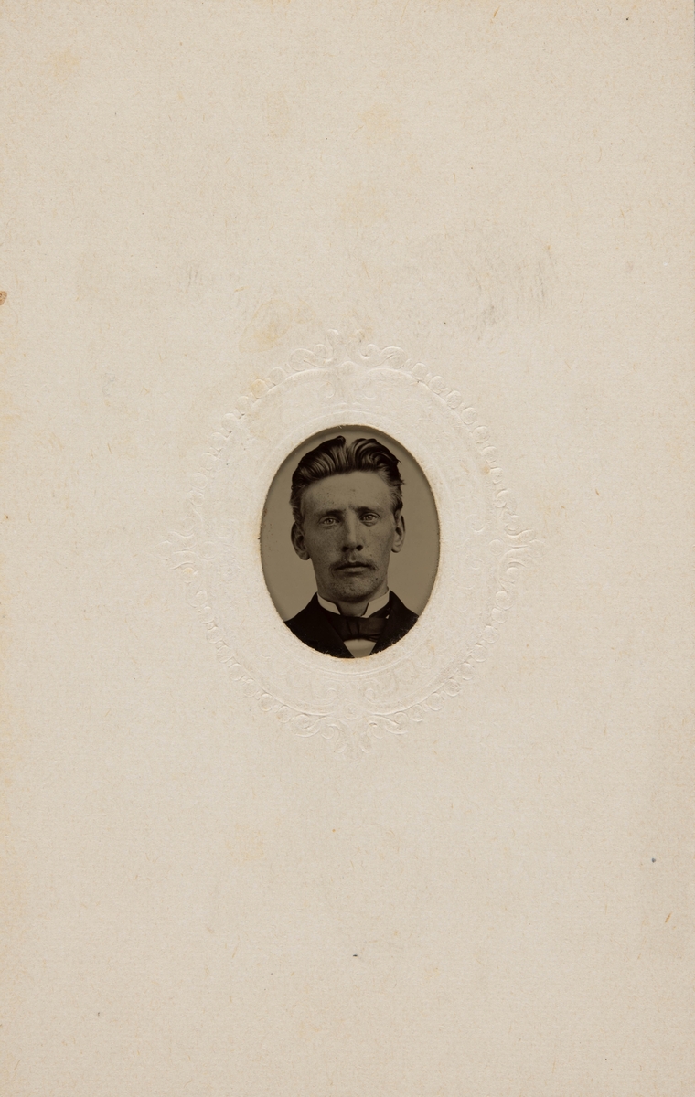 Portrett av ung mann med bart.