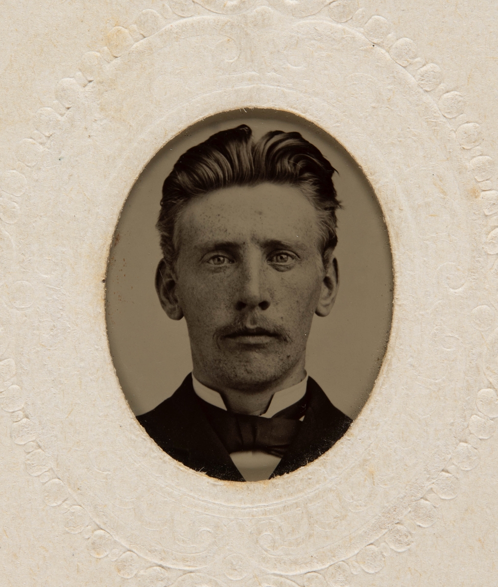 Portrett av ung mann med bart.