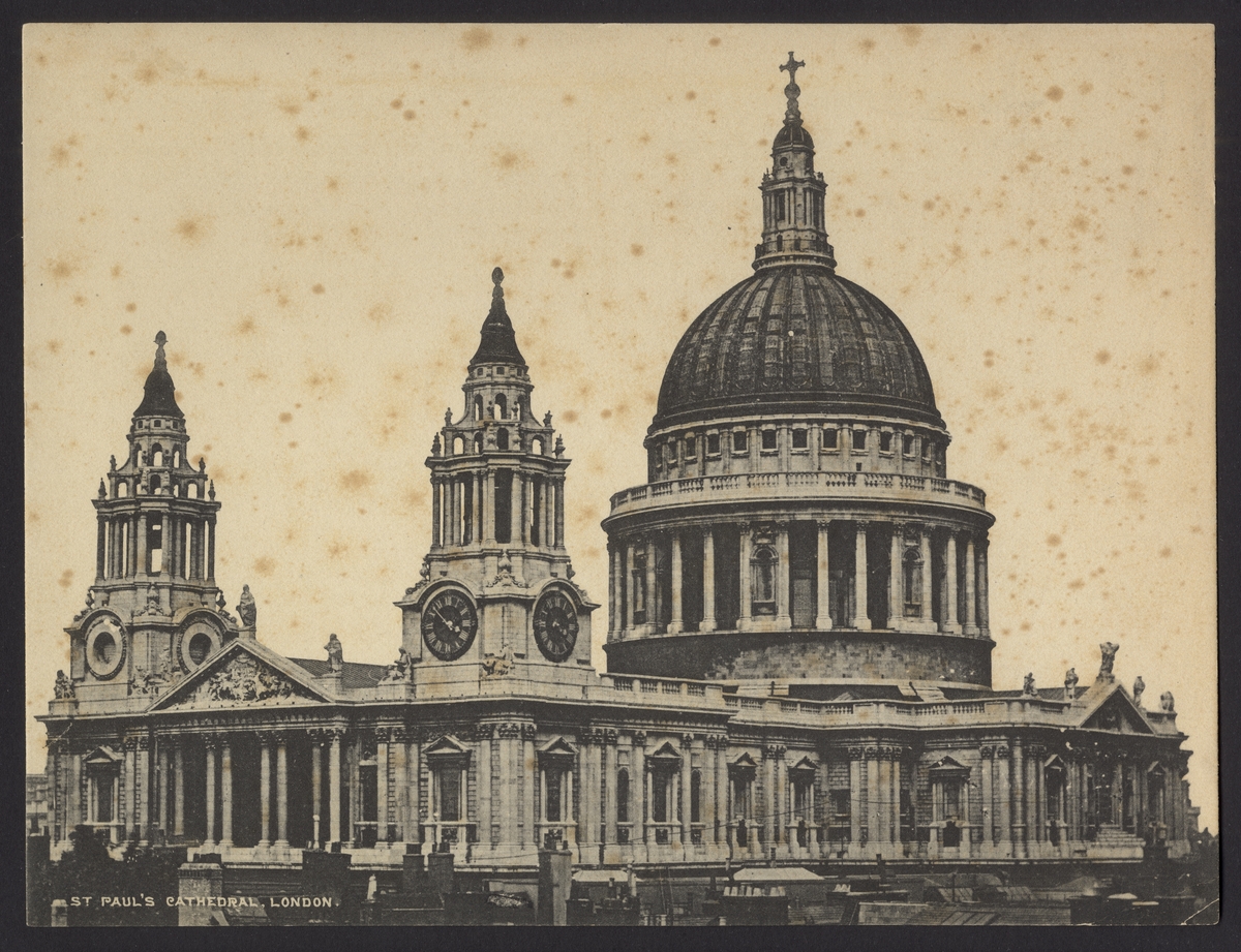 Bilden visar Sankt Paulskatedralen i London från sidan.