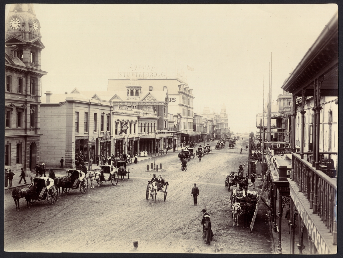 Bilden visar Adderley Street i Kapstadens centrum. I centrumet står Stuttafords varuhus.