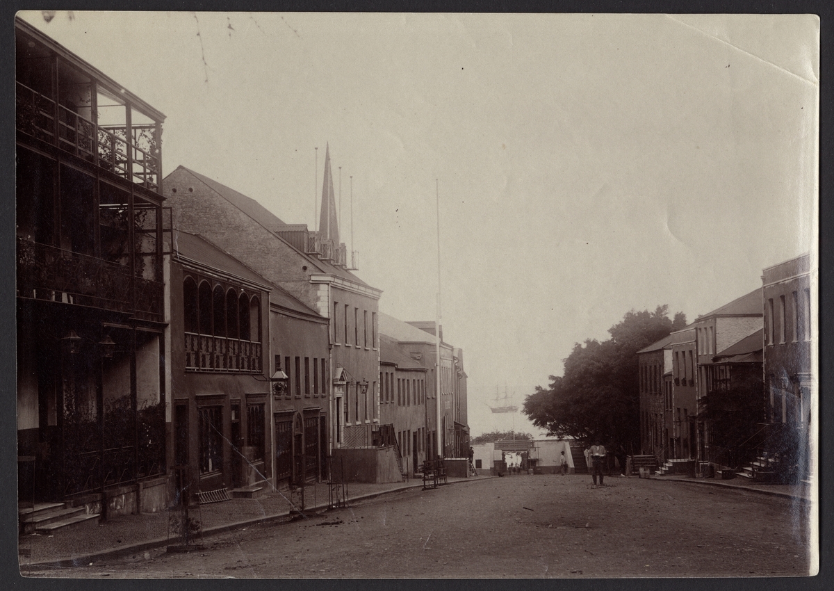 Bilden visar huvudgatan i Jamestown på ön St. Helena.