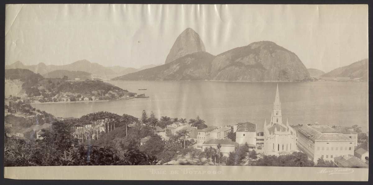 Bilden föreställer en vy över viken Baie de Botafogo i Rio de Janeiro med Sockertoppen i bakgrunden.