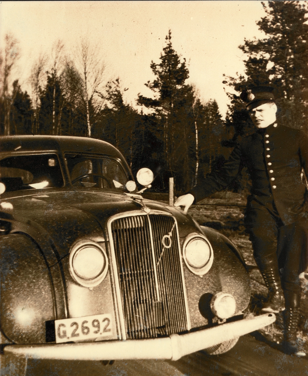 Statspolisen 1939. Carl Erik Calding vid en polisbil.
