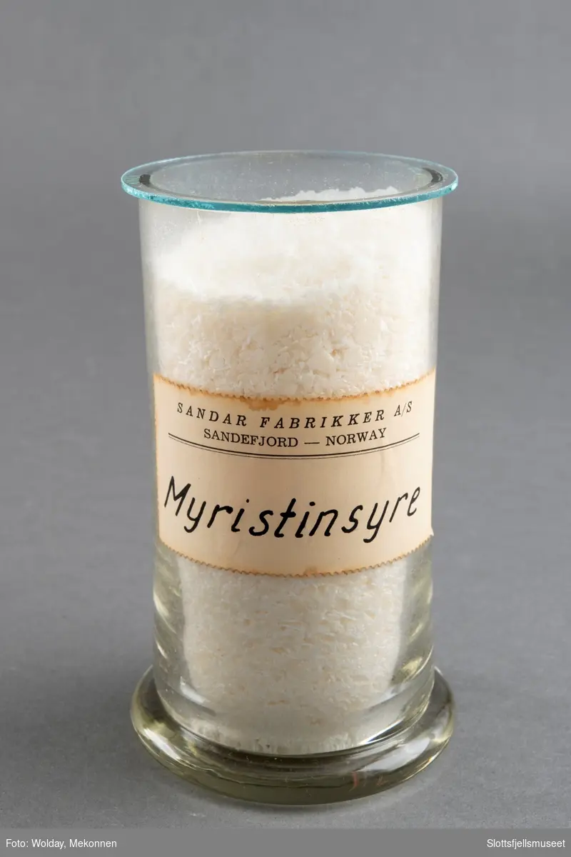 Glassylinder med hvitt pulver (Myristinsyre)