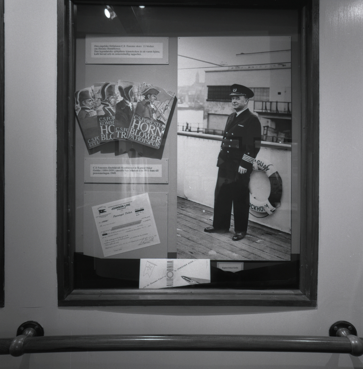 Utställningen "Johnson line 100 år, 1890 - 1900 Nordstjernan". Utställningsinteriör som visar kapten Oskar Gedda som insperationskälla till C S Foresters romankatarär Hornblower.