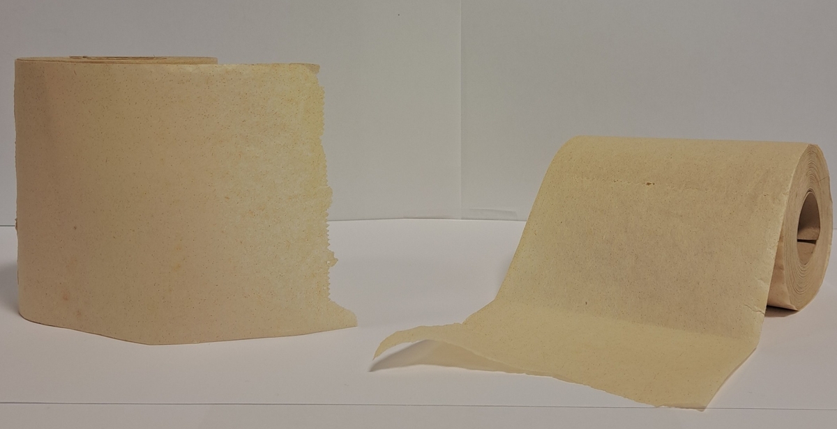 16624-1 og -2: 2 stk. ruller med tynt gulhvitt/elefenbensfarget toalettpapir. Den ene siden er grovkornet og tremassen ("spon") er synlig gjennom papiret. Den andre siden er valset glatt ("silkepapiraktig"). Papiret har riflet kant og kjerne av papp.