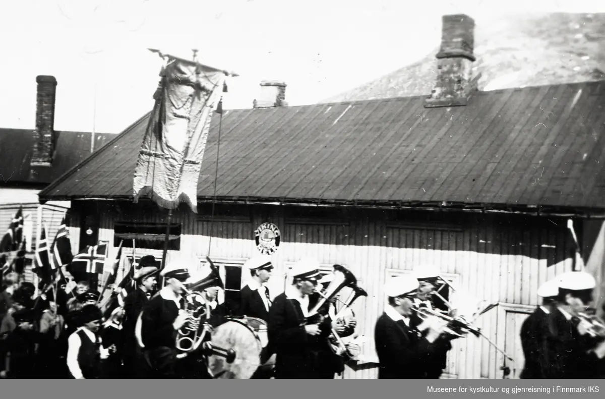 Honningsvåg. 17. mai-tog med Hornmusikken i spissen på Holmen. 1930-tallet.
