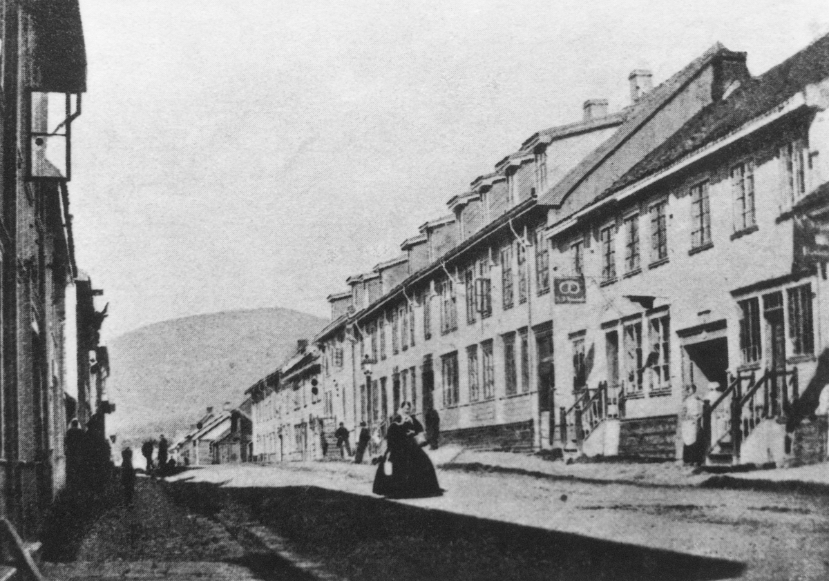 Gatebilde fra Storgata, Lillehammer, med nr. 73 og 75 til høyre.