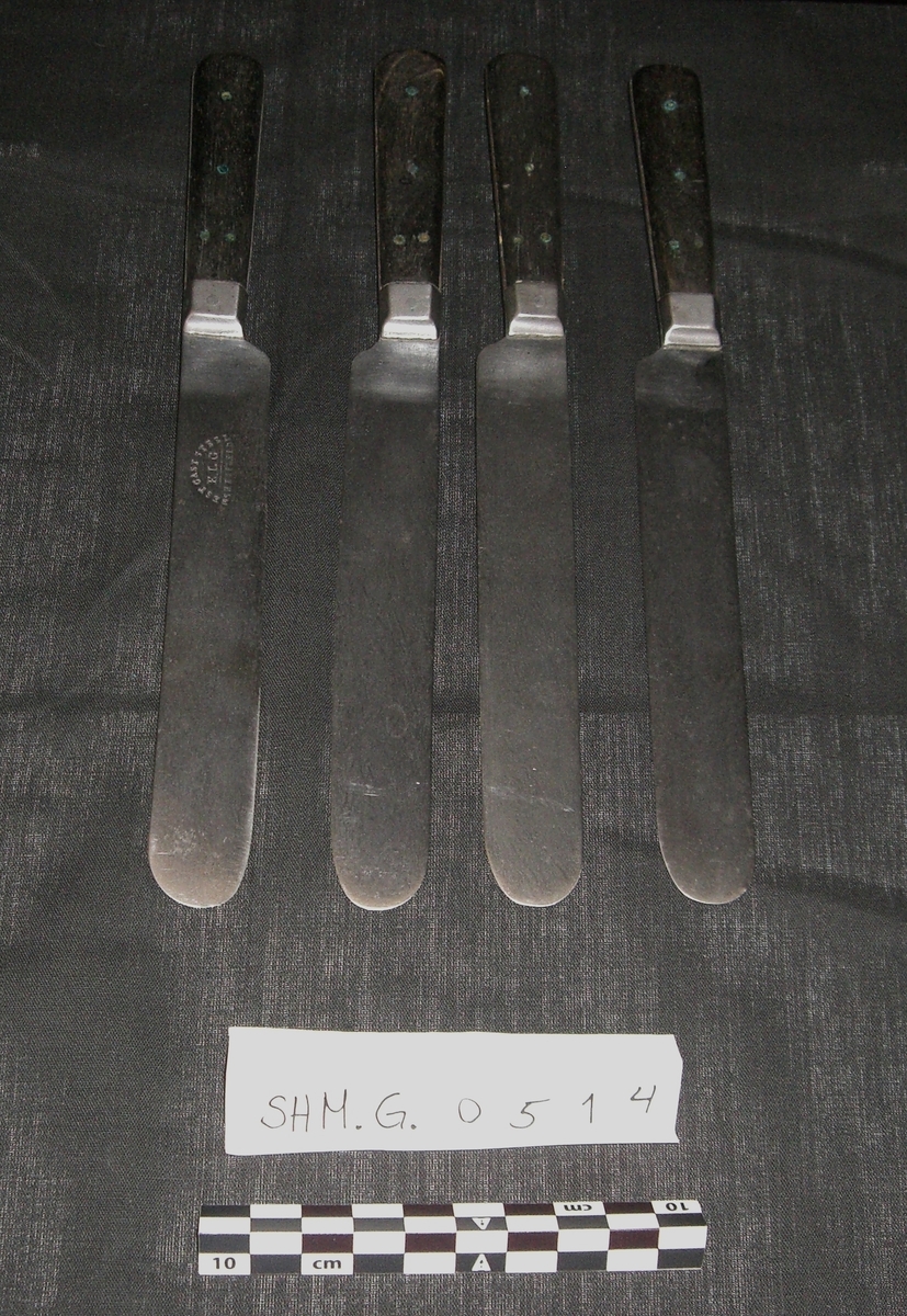 Bordkniver (4stk) - stål med svart treskaft (Sheffield), gjennomgående blad med klinket skaft.