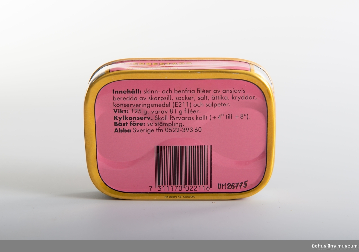 Rektangulär burk med tryck direkt på plåten i rosa, rött, svart och guldfärg, bild av hummer och text: "Abbas hummeransjovis Grebbestads".
På baksidan innehållsdeklaration och prismärkningskod.

Om givaren se UM026667

På 1990-talet bytte produkten namn och utseende. Förr hette det hummeransjovis vilket EU förbjöd pga att det inte fanns någon hummer i produkten. Eftersom den rosaröda burken var så välkänd och inarbetad så ledde inte förändringen till något ytterligare problem.