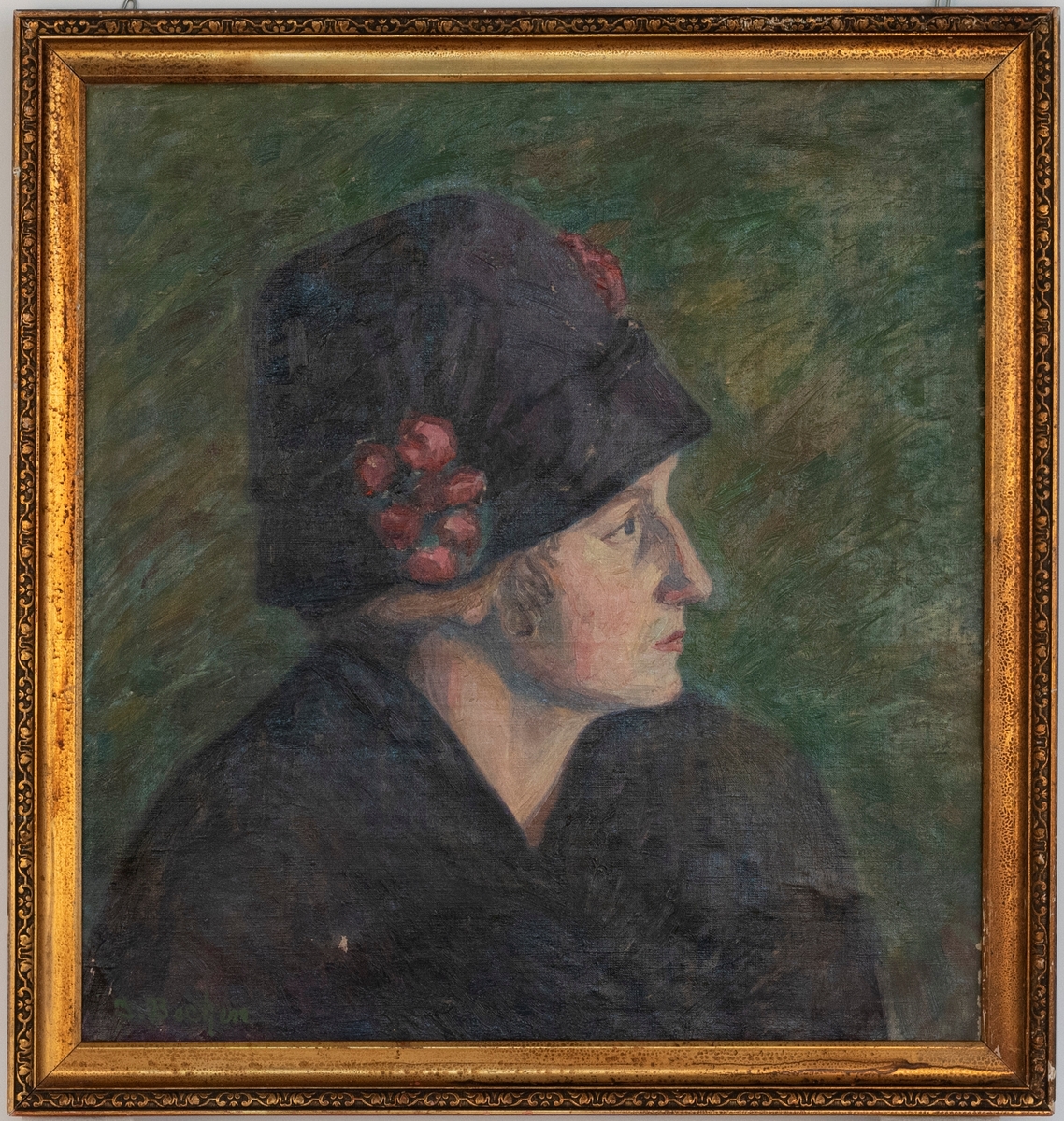 Portrett av kvinne i blått antrekk med hatt - i profil.